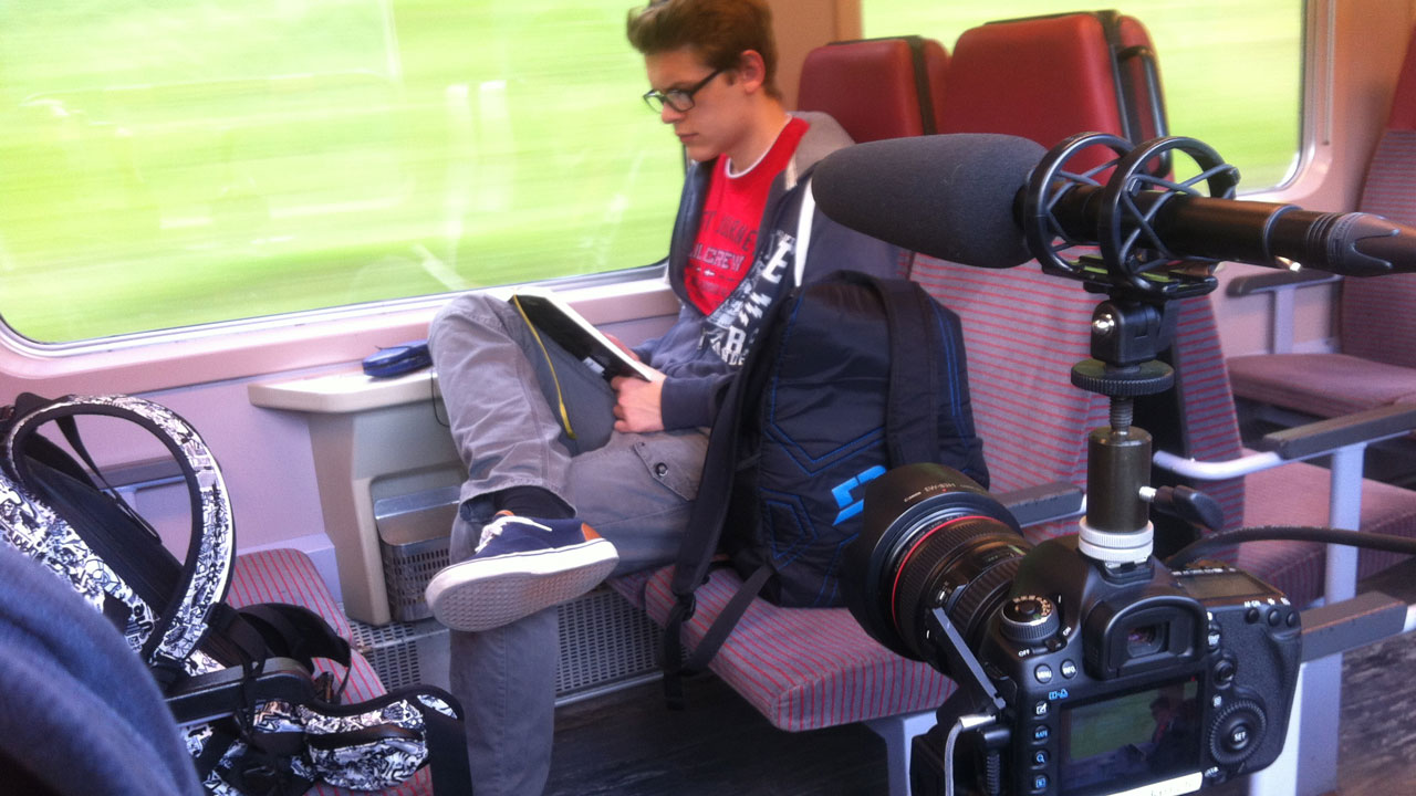 Nikola wird im Zug gefilmt