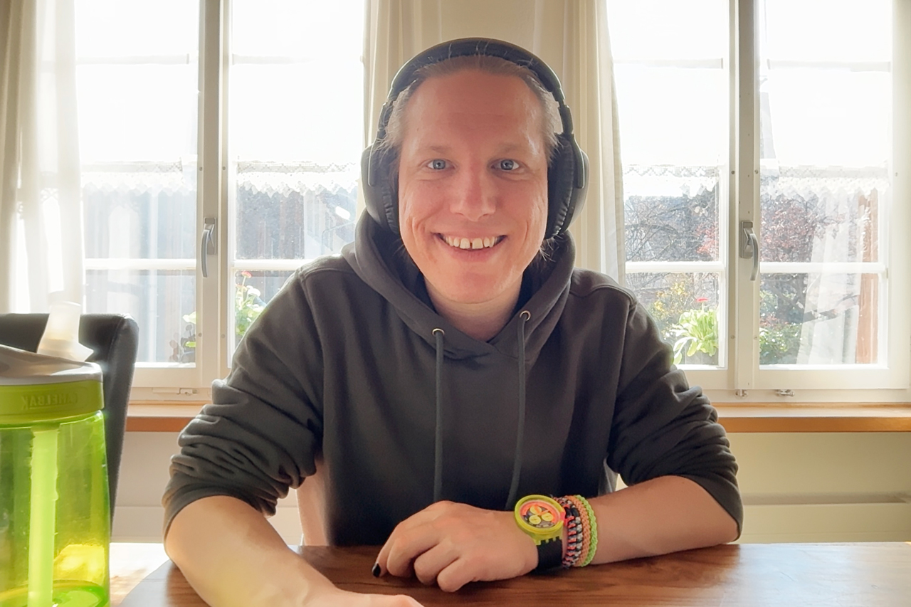 Lukas Schwarzenbacher trägt Kopfhörer und sitzt an einem Tisch