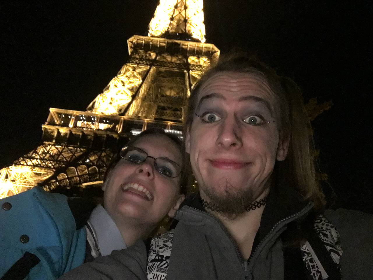 Auch das Schleppen unserer schweren Koffer hielt uns nicht davon ab, gut gelaunt den Eiffelturm zu besichtigen.